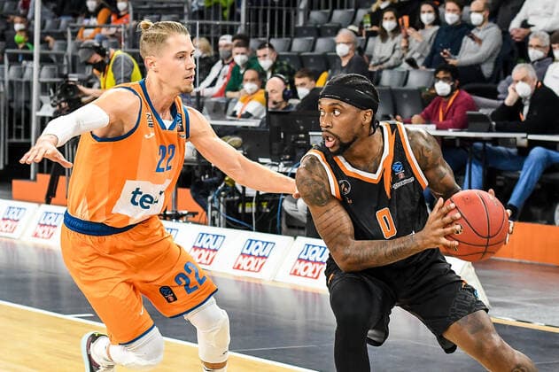 GER, EuroCup, ratiopharm Ulm vs Promitheas Patras 17.11.2021, ratiopharm arena, Neu-Ulm, GER, EuroCup, ratiopharm Ulm vs Promitheas Patras, im Bild Thomas Klepeisz (Ulm, 22), Kendrick Ray (Patras, 0)
