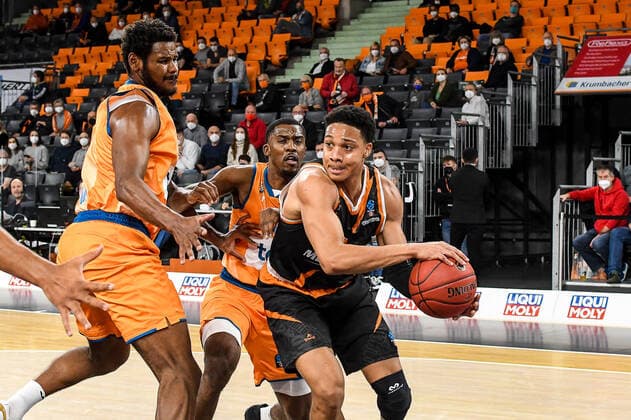GER, EuroCup, ratiopharm Ulm vs Promitheas Patras 17.11.2021, ratiopharm arena, Neu-Ulm, GER, EuroCup, ratiopharm Ulm vs Promitheas Patras, im Bild Cristiano Felicio (Ulm, 1), Semaj Christon (Ulm, 0), Abdul Gaddy (Patras, 3)