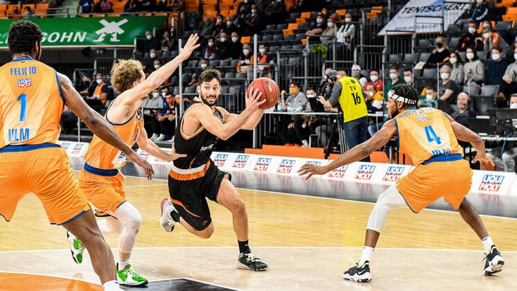 GER, EuroCup, ratiopharm Ulm vs Promitheas Patras 17.11.2021, ratiopharm arena, Neu-Ulm, GER, EuroCup, ratiopharm Ulm vs Promitheas Patras, im Bild Cristiano Felicio (Ulm, 1), Per Günther Guenther (Ulm, 6), Nikolaos Gkikas (Patras, 8), Jaron Blossomgame (Ulm, 4)