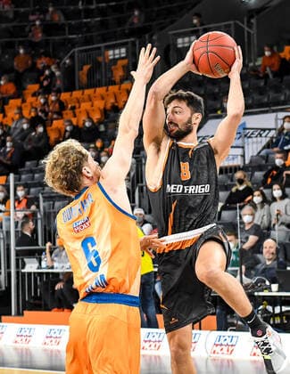 GER, EuroCup, ratiopharm Ulm vs Promitheas Patras 17.11.2021, ratiopharm arena, Neu-Ulm, GER, EuroCup, ratiopharm Ulm vs Promitheas Patras, im Bild Per Günther Guenther (Ulm, 6), Nikolaos Gkikas (Patras, 8)