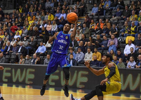GER, Basketball,BCL, EWE Baskets Oldenburg vs Hereda San Pablo Burgos 17.11.2021, EWE Arena, Oldenburg, GER, BCL, EWE Baskets Oldenburg vs Hereda San Pablo Burgos, im Bild Alex RENFROE ( Hereda San Pablo Burgos 32 ) Phil PRESSEY ( EWE Baskets Oldenburg 11 )