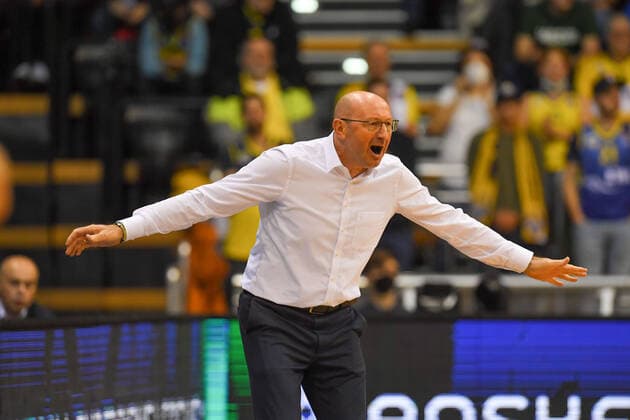 GER, Basketball,BCL, EWE Baskets Oldenburg vs Hereda San Pablo Burgos 17.11.2021, EWE Arena, Oldenburg, GER, BCL, EWE Baskets Oldenburg vs Hereda San Pablo Burgos, im Bild Mladen DRIJENCIC ( EWE Baskets Oldenburg Head-Coach Trainer )