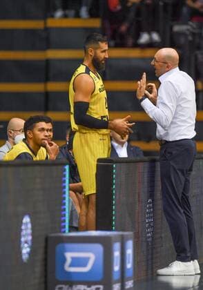 GER, Basketball,BCL, EWE Baskets Oldenburg vs Hereda San Pablo Burgos 17.11.2021, EWE Arena, Oldenburg, GER, BCL, EWE Baskets Oldenburg vs Hereda San Pablo Burgos, im Bild an der Bande Martin BREUNING ( EWE Baskets Oldenburg 12 ) und Mladen DRIJENCIC ( EWE Baskets Oldenburg Head-Coach Trainer )