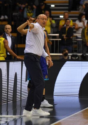 GER, Basketball,BCL, EWE Baskets Oldenburg vs Hereda San Pablo Burgos 17.11.2021, EWE Arena, Oldenburg, GER, BCL, EWE Baskets Oldenburg vs Hereda San Pablo Burgos, im Bild Seitlich Jungs Mladen DRIJENCIC ( EWE Baskets Oldenburg Head-Coach Trainer )