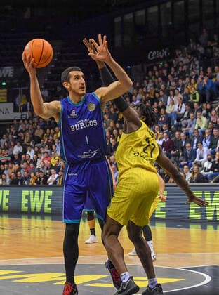 GER, Basketball,BCL, EWE Baskets Oldenburg vs Hereda San Pablo Burgos 17.11.2021, EWE Arena, Oldenburg, GER, BCL, EWE Baskets Oldenburg vs Hereda San Pablo Burgos, im Bild Dejan KRAVIC ( Hereda San Pablo Burgos Tai ODIASE ( EWE Baskets Oldenburg 21 )