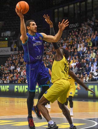 GER, Basketball,BCL, EWE Baskets Oldenburg vs Hereda San Pablo Burgos 17.11.2021, EWE Arena, Oldenburg, GER, BCL, EWE Baskets Oldenburg vs Hereda San Pablo Burgos, im Bild Dejan KRAVIC ( Hereda San Pablo Burgos Tai ODIASE ( EWE Baskets Oldenburg 21 )