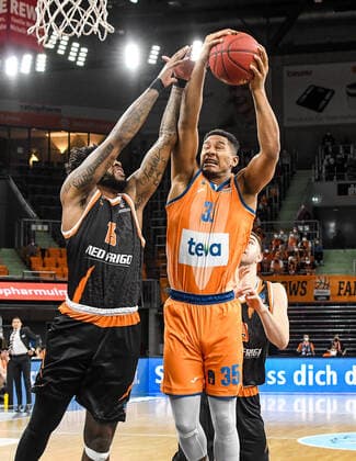 GER, EuroCup, ratiopharm Ulm vs Promitheas Patras 17.11.2021, ratiopharm arena, Neu-Ulm, GER, EuroCup, ratiopharm Ulm vs Promitheas Patras, im Bild Isaiah Miles (Patras, 15), Karim Jallow (Ulm, 35) gewinnt den Rebound