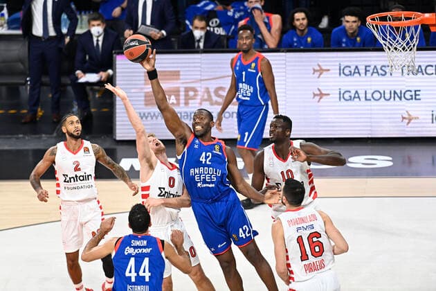 Basketball, Euroleague, Anadolu Efes Istanbul - Olympiacos Piräus Bryant Dunston (42) of Anadolu Efes Istanbul and Tyler Dorsey (2) , Walkup Thomas (0) , Moustapha Fall (10) of Olympiacos during the Turkish Airlines Euroleague match between Anadolu Efes Istanbul and Olympiacos at Sinan Erdem Arena in Istanbul , Turkey on November 17 , 2021. 