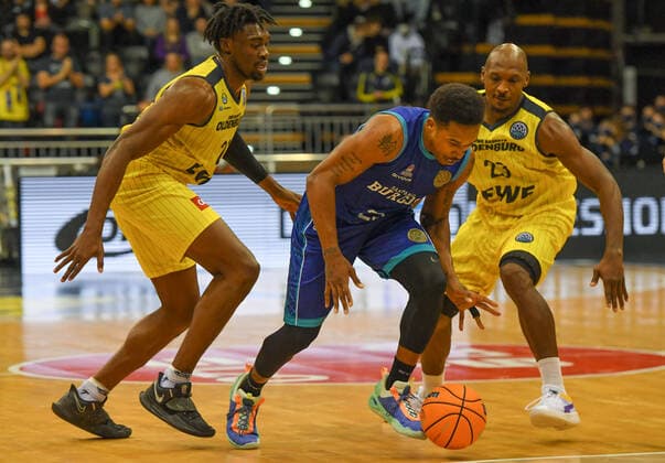 GER, Basketball,BCL, EWE Baskets Oldenburg vs Hereda San Pablo Burgos 17.11.2021, EWE Arena, Oldenburg, GER, BCL, EWE Baskets Oldenburg vs Hereda San Pablo Burgos, im Bild Tyrus McGEE ( Hereda San Pablo Burgos 25 ) Tai ODIASE ( EWE Baskets Oldenburg 21 ) Rickey PAULDING ( EWE Baskets Oldenburg 23 )