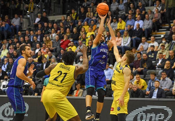 GER, Basketball,BCL, EWE Baskets Oldenburg vs Hereda San Pablo Burgos 17.11.2021, EWE Arena, Oldenburg, GER, BCL, EWE Baskets Oldenburg vs Hereda San Pablo Burgos, im Bild Vitor BENITE ( Hereda San Pablo Burgos 8 ) Tai ODIASE ( EWE Baskets Oldenburg 21 ) Bennet HUNDT ( EWE Baskets Oldenburg 33 ) Dejan KRAVIC ( Hereda San Pablo Burgos