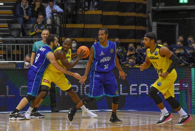 GER, Basketball,BCL, EWE Baskets Oldenburg vs Hereda San Pablo Burgos 17.11.2021, EWE Arena, Oldenburg, GER, BCL, EWE Baskets Oldenburg vs Hereda San Pablo Burgos, im Bild Rickey PAULDING ( EWE Baskets Oldenburg 23 ) Vitor BENITE ( Hereda San Pablo Burgos 8 ) Alex RENFROE ( Hereda San Pablo Burgos 32 ) Phil PRESSEY ( EWE Baskets Oldenburg 11 )