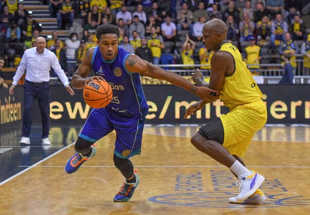 GER, Basketball,BCL, EWE Baskets Oldenburg vs Hereda San Pablo Burgos 17.11.2021, EWE Arena, Oldenburg, GER, BCL, EWE Baskets Oldenburg vs Hereda San Pablo Burgos, im Bild Tyrus McGEE ( Hereda San Pablo Burgos 25 ) Rickey PAULDING ( EWE Baskets Oldenburg 23 )