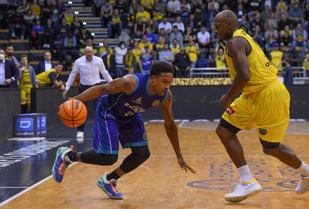 GER, Basketball,BCL, EWE Baskets Oldenburg vs Hereda San Pablo Burgos 17.11.2021, EWE Arena, Oldenburg, GER, BCL, EWE Baskets Oldenburg vs Hereda San Pablo Burgos, im Bild Tyrus McGEE ( Hereda San Pablo Burgos 25 ) Rickey PAULDING ( EWE Baskets Oldenburg 23 )