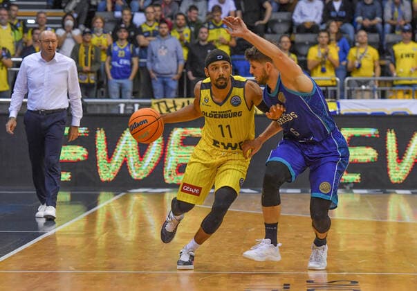 GER, Basketball,BCL, EWE Baskets Oldenburg vs Hereda San Pablo Burgos 17.11.2021, EWE Arena, Oldenburg, GER, BCL, EWE Baskets Oldenburg vs Hereda San Pablo Burgos, im Bild Phil PRESSEY ( EWE Baskets Oldenburg 11 ) Aleksej NIKOLIC ( Hereda San Pablo Burgos 7 )
