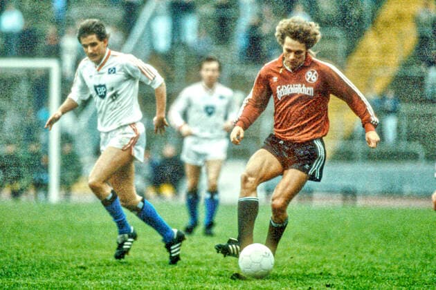 Aus Freundschaftsspiel Hannover 96 (Rot) gegen den HSV Hamburg 1:1 am 15.02.1987 im Niedersachsenstadion. Im Foto: Am Ball Han96 Spieler Frank Hartmann. *** From friendly match Hannover 96 Red against HSV Hamburg 1 1 on 15 02 1987 in Niedersachsenstadion In the photo On the ball Han96 player Frank Hartmann