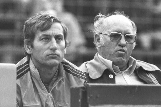 Aus 1. BL Saison 1975 1976. Hannover 96 gegen Hertha BSC Berlin 2:6 am 04.10.1975 im Niedersachsenstadion. Ernste Gesichter bei Han96 Trainer Helmut Kronsbein re. und Co. Hannes Baldauf. *** From 1 BL season 1975 1976 Hannover 96 against Hertha BSC Berlin 2 6 on 04 10 1975 in the Niedersachsenstadion Serious faces at Han96 coach Helmut Kronsbein re and Co Hannes Baldauf