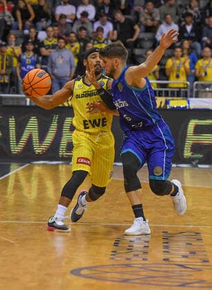 GER, Basketball,BCL, EWE Baskets Oldenburg vs Hereda San Pablo Burgos 17.11.2021, EWE Arena, Oldenburg, GER, BCL, EWE Baskets Oldenburg vs Hereda San Pablo Burgos, im Bild Phil PRESSEY ( EWE Baskets Oldenburg 11 ) Aleksej NIKOLIC ( Hereda San Pablo Burgos 7 )