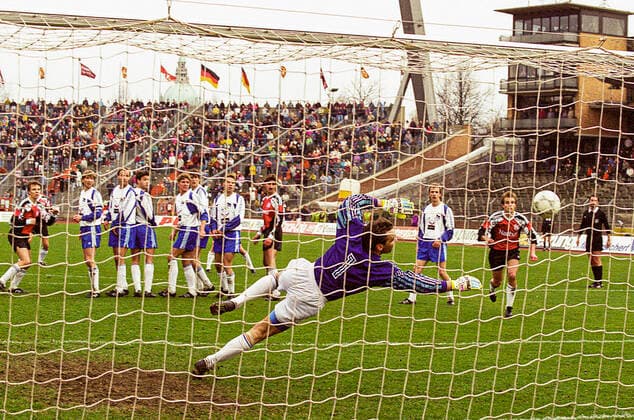 Aus 2. BL Saison 1991 1992 Hannover 96 gegen Hertha BSC Berlin 2:1 am 04.04.1992 im Niedersachsenstadion. Freistoss fâˆöÂºr Han96 durch Andre Sirocks - doch knapp am Tor von Hertha TW Walter Junghans vorbei. Han96 Spieler v. li.: Andre Breitenreiter Andre Sirocks (hald verdeckt) Oliver Freund und Michael Koch re.. *** From 2 BL season 1991 1992 Hannover 96 against Hertha BSC Berlin 2 1 on 04 04 1992 in the Niedersachsenstadion free kick fâˆöÂºr Han96 by Andre Sirocks but just past the goal of Hertha TW Walter Junghans Han96 player v li Andre Breitenreiter Andre Sirocks hald covered Oliver Freund and Michael Koch re