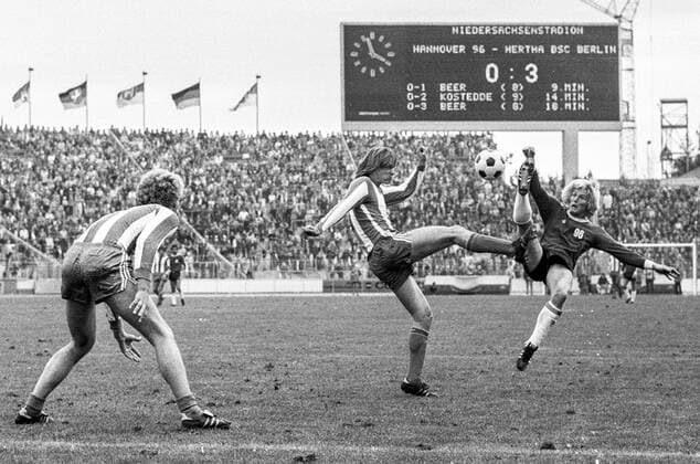 Aus 1. BL Saison 1975 1976. Hannover 96 gegen Hertha BSC Berlin 2:6 am 04.10.1975 im Niedersachsenstadion. Han96 Spieler ist Peter Dahl re.. - gegen Walbeek - li. Kliemann *** From 1 BL season 1975 1976 Hannover 96 against Hertha BSC Berlin 2 6 on 04 10 1975 in Niedersachsenstadion Han96 player is Peter Dahl r against Walbeek li Kliemann