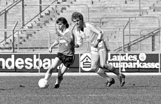 Aus Freundschaftsspiel Hannover 96 (Dunkles Trikot) gegen Hertha BSC Berlin 1:2 am 16.04.1978 im Niedersachsenstadion. Im Foto: Am Ball Han96 Spieler JâˆöÂºrgen Milewski gegen Uwe Kliemann *** From friendly match Hannover 96 dark jersey against Hertha BSC Berlin 1 2 on 16 04 1978 in Niedersachsenstadion In the photo On the ball Han96 player JâˆöÂºrgen Milewski against Uwe Kliemann
