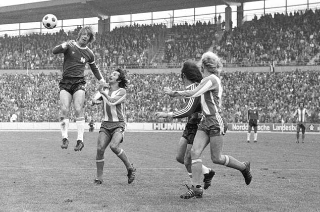 Aus 1. BL Saison 1975 1976. Hannover 96 gegen Hertha BSC Berlin 2:6 am 04.10.1975 im Niedersachsenstadion. Am Ball Han96 Spieler Kpt. Peter Anders. *** From 1 BL season 1975 1976 Hannover 96 against Hertha BSC Berlin 2 6 on 04 10 1975 in the Niedersachsenstadion On the ball Han96 player Kpt Peter Anders