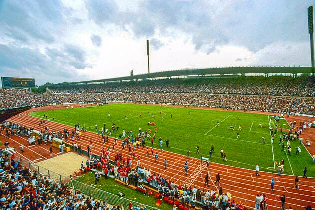 Aus 2. BL Saison 1984 1985 Hannover 96 (Rot) - Hertha BSC 2:0 am 09.06.1985. FâˆöÂºr Han96 der Aufstieg in die 1. BL.. Im Foto: Das Niedersachsenstadion im Moment bei Spielabpfiff. *** From 2 BL season 1984 1985 Hannover 96 red Hertha BSC 2 0 on 09 06 1985 FâˆöÂºr Han96 the promotion to the 1 BL In the photo The Niedersachsenstadion at the moment at the final whistle.