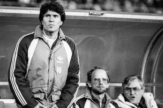 Aus 1.BL Saison 1985 1986 Hannover 96 (dunkles Trikot) gegen den 1. FC Kaiserslautern 3:2 am 03.12.1985 im Niedersachsenstadion. Im Foto: Han96 Trainer Jürgen Rynio li.. Masseur Günter Hoppeck sowie Vereinarzt *** From 1 BL season 1985 1986 Hannover 96 dark jersey against 1 FC Kaiserslautern 3 2 on 03 12 1985 in the Niedersachsenstadion In the photo Han96 coach Jürgen Rynio left masseur Günter Hoppeck as well as club doctor