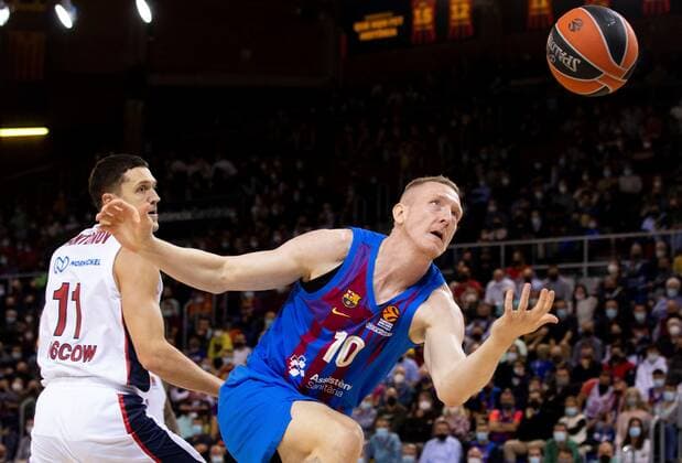 Barça s forward Ronald Smits (R) fights for the ball with CSKA s forward Semen Antonov (L) during the Euroleague basketball game between FC Barcelona, Barca and CSKA Moscow at Palau Blaugrana pavilion in Barcelona, Catalonia, Spain, 17 November 2021. FC Barcelona - CSKA Moscow !ACHTUNG: NUR REDAKTIONELLE NUTZUNG!  Copyright: xEnricxFontcubertax GRAF4992 20211117-5291810b0d0a30e6b69ea5d349d98a1bc3c65fd9