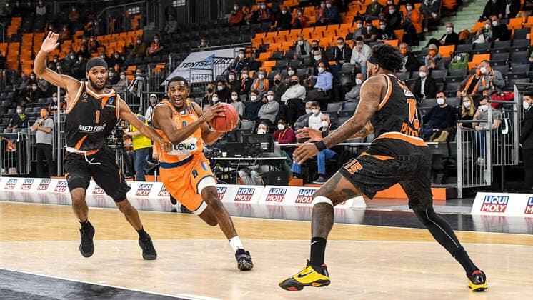 GER, EuroCup, ratiopharm Ulm vs Promitheas Patras 17.11.2021, ratiopharm arena, Neu-Ulm, GER, EuroCup, ratiopharm Ulm vs Promitheas Patras, im Bild energischer Einsatz von Semaj Christon (Ulm, 0) gegen Loic Schwartz (Patras, 1) und Isaiah Miles (Patras, 15)