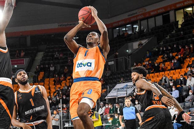 GER, EuroCup, ratiopharm Ulm vs Promitheas Patras 17.11.2021, ratiopharm arena, Neu-Ulm, GER, EuroCup, ratiopharm Ulm vs Promitheas Patras, im Bild energischer Einsatz von Semaj Christon (Ulm, 0) gegen Loic Schwartz (Patras, 1) und Isaiah Miles (Patras, 15)