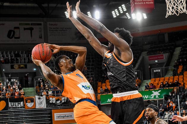 GER, EuroCup, ratiopharm Ulm vs Promitheas Patras 17.11.2021, ratiopharm arena, Neu-Ulm, GER, EuroCup, ratiopharm Ulm vs Promitheas Patras, im Bild Semaj Christon (Ulm, 0) kann sich gegen Dario Hunt (Patras, 4) nicht durchsetzen