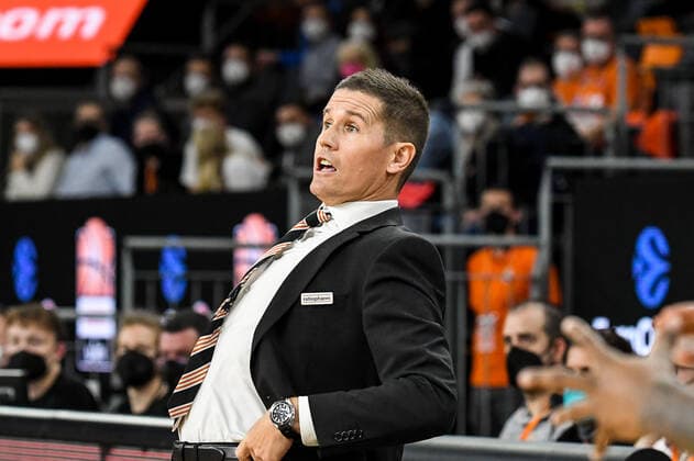 GER, EuroCup, ratiopharm Ulm vs Promitheas Patras 17.11.2021, ratiopharm arena, Neu-Ulm, GER, EuroCup, ratiopharm Ulm vs Promitheas Patras, im Bild Jaka Lakovic (Ulm), viel Emotion am Spielfeldrand