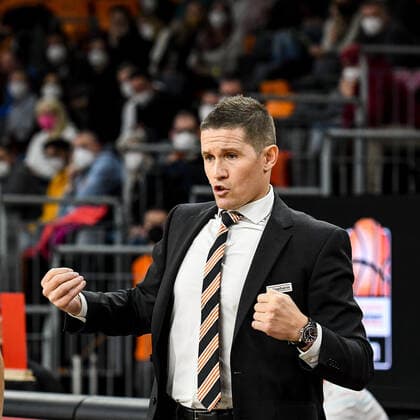 GER, EuroCup, ratiopharm Ulm vs Promitheas Patras 17.11.2021, ratiopharm arena, Neu-Ulm, GER, EuroCup, ratiopharm Ulm vs Promitheas Patras, im Bild Jaka Lakovic (Ulm), viel Emotion am Spielfeldrand