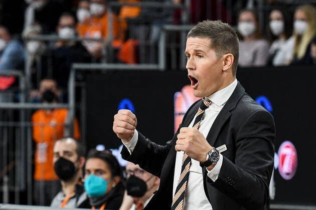 GER, EuroCup, ratiopharm Ulm vs Promitheas Patras 17.11.2021, ratiopharm arena, Neu-Ulm, GER, EuroCup, ratiopharm Ulm vs Promitheas Patras, im Bild Jaka Lakovic (Ulm), viel Emotion am Spielfeldrand