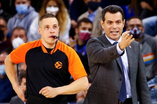 CSKA s head coach Dimitrios Itoudis (R) reacts during the Euroleague basketball game between FC Barcelona, Barca and CSKA Moscow at Palau Blaugrana pavilion in Barcelona, Catalonia, Spain, 17 November 2021. FC Barcelona - CSKA Moscow !ACHTUNG: NUR REDAKTIONELLE NUTZUNG!  Copyright: xEnricxFontcubertax GRAF5004 20211117-695611c9c5336075cfd31a8573c03b4b266fca6a