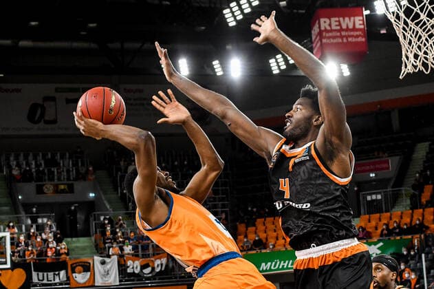 GER, EuroCup, ratiopharm Ulm vs Promitheas Patras 17.11.2021, ratiopharm arena, Neu-Ulm, GER, EuroCup, ratiopharm Ulm vs Promitheas Patras, im Bild Semaj Christon (Ulm, 0), Dario Hunt (Patras, 4)