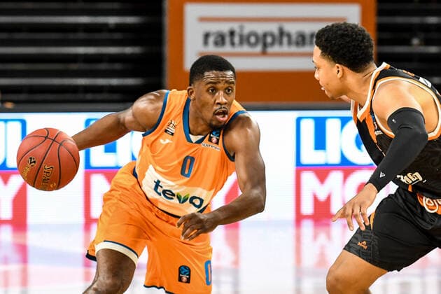 GER, EuroCup, ratiopharm Ulm vs Promitheas Patras 17.11.2021, ratiopharm arena, Neu-Ulm, GER, EuroCup, ratiopharm Ulm vs Promitheas Patras, im Bild Semaj Christon (Ulm, 0), Abdul Gaddy (Patras, 3)