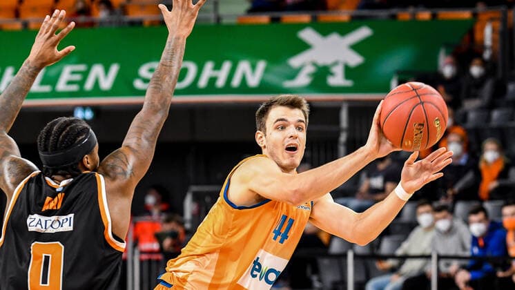 GER, EuroCup, ratiopharm Ulm vs Promitheas Patras 17.11.2021, ratiopharm arena, Neu-Ulm, GER, EuroCup, ratiopharm Ulm vs Promitheas Patras, im Bild Kendrick Ray (Patras, 0), Fedor Zugic (Ulm, 44)