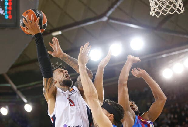 Spain Basketball Euroleague Barcelona - CSKA 6698018 17.11.2021 CSKA?s Daniel Hackett tries to score a goal during the Euroleague basketball match between Barcelona and CSKA Moscow, in Barcelona, Spain. Mikhail Serbin Sputnik Barcelona Spain  Copyright: xMikhailxSerbinx