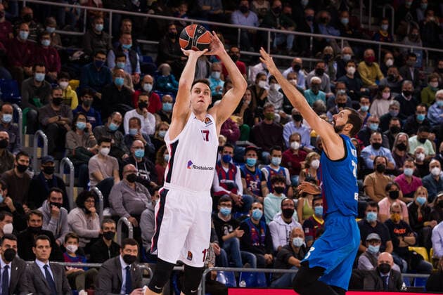 November 17, 2021, Barcelona, Barcelona, Spain: Johannes Voigtmann of CSKA Moscow in action against Nikola Mirotic of FC Barcelona, Barca during the Turkish Airlines EuroLeague match between FC Barcelona and CSKA Moscow at Palau Blaugrana on November 17, 2021 in Barcelona, Spain. Barcelona Spain - ZUMAa181 20211117_zaa_a181_001 Copyright: xJavierxBorregox