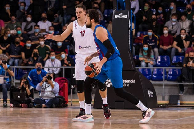 November 17, 2021, Barcelona, Barcelona, Spain: Serta Sanli of FC Barcelona, Barca in action against Johannes Voigtmann of CSKA Moscow during the Turkish Airlines EuroLeague match between FC Barcelona and CSKA Moscow at Palau Blaugrana on November 17, 2021 in Barcelona, Spain. Barcelona Spain - ZUMAa181 20211117_zaa_a181_005 Copyright: xJavierxBorregox