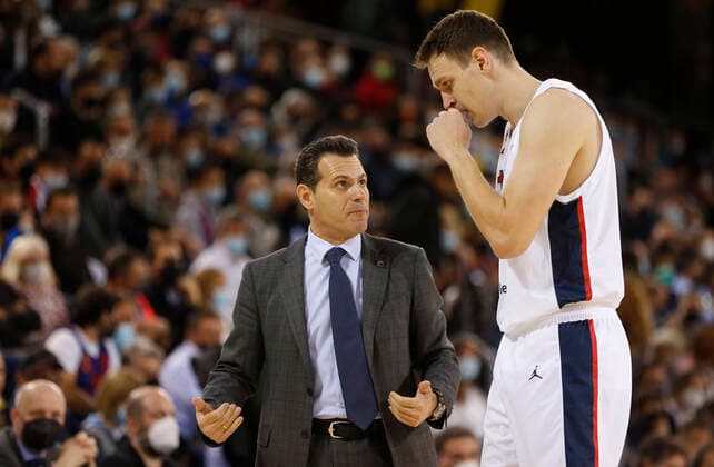 Spain Basketball Euroleague Barcelona - CSKA 6698020 17.11.2021 CSKA s head coach Dimitrios Itoudis instructs CSKA?s Johannes Voigtmann during the Euroleague basketball match between Barcelona and CSKA Moscow, in Barcelona, Spain. Mikhail Serbin Sputnik Barcelona Spain  Copyright: xMikhailxSerbinx