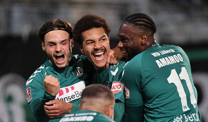 Sport Themen der Woche KW46 Sport Bilder des Tages Torjubel 1-0 Samuel Abifade (VfB Luebeck), links Robin Koelle (VfB Luebeck) und Nathaniel Amamoo (VfB Luebeck)11 DFL REGULATIONS PROHIBIT ANY USE OF PHOTOGRAPHS AS IMAGE SEQUENCES AND OR QUASI-VIDEO. *** Goal celebration 1 0 Samuel Abifade VfB Luebeck , left Robin Koelle VfB Luebeck and Nathaniel Amamoo VfB Luebeck 11 DFL REGULATIONS PROHIBIT ANY USE OF PHOTOGRAPHS AS IMAGE SEQUENCES AND OR QUASI VIDEO