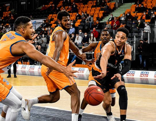 GER, EuroCup, ratiopharm Ulm vs Promitheas Patras 17.11.2021, ratiopharm arena, Neu-Ulm, GER, EuroCup, ratiopharm Ulm vs Promitheas Patras, im Bild Karim Jallow (Ulm, 35), Cristiano Felicio (Ulm, 1), Semaj Christon (Ulm, 0), Abdul Gaddy (Patras, 3)