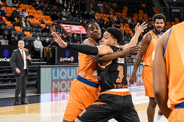 GER, EuroCup, ratiopharm Ulm vs Promitheas Patras 17.11.2021, ratiopharm arena, Neu-Ulm, GER, EuroCup, ratiopharm Ulm vs Promitheas Patras, im Bild Semaj Christon (Ulm, 0), Abdul Gaddy (Patras, 3)