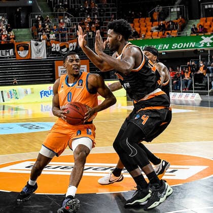 GER, EuroCup, ratiopharm Ulm vs Promitheas Patras 17.11.2021, ratiopharm arena, Neu-Ulm, GER, EuroCup, ratiopharm Ulm vs Promitheas Patras, im Bild Semaj Christon (Ulm, 0), Dario Hunt (Patras, 4)