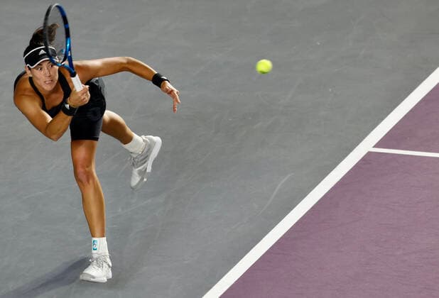 (211118) -- GUADALAJARA, Nov. 18, 2021 -- Spain s Garbine Muguruza hits a return during the women s singles final between Spain s Garbine Muguruza and Estonia s Anett Kontaveit at the AKRON WTA, Tennis Damen Finals in Guadalajara, Mexico, on Nov. 17, 2021. (Photo by Jorge Reyes Xinhua) (SP)MEXICO-GUADALAJARA-TENNIS-WTA FINALS-SINGLES XinxYuewei 