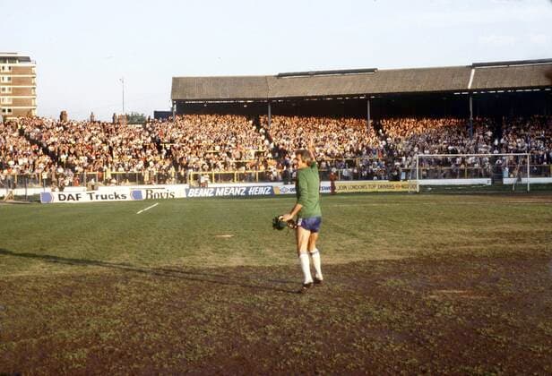 Peter Bonetti (Chelsea) waves farewell to the Chelsea Shed end fans after playing his 600th and Last game for the club @ Stamford bridge. Chelsea v Arsenal. 14 05 1979. 1978 79. 