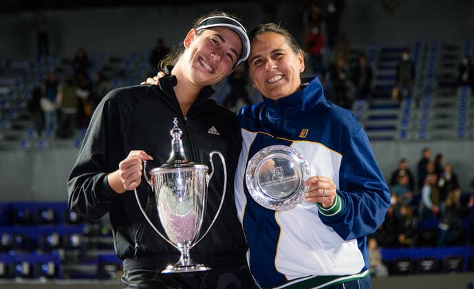 November 17, 2021, GUADALAJARA, MEXICO: Garbine Muguruza of Spain with coach Conchita Martinez after winning the final of the 2021 Akron WTA, Tennis Damen Finals Guadalajara WTA tennis tournament GUADALAJARA MEXICO - ZUMAa181 20211117_zaa_a181_117 Copyright: xRobxPrangex