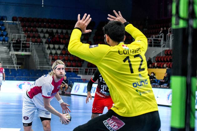 ZAPORIZHZHIA, UKRAINE - NOVEMBER 17, 2021 - Centre back Aidenas Malasinskas (L) of HC Motor is seen in action with goalkeeper Rodrigo Corrales Rodal of Telecom Veszprem HC during the 2021 2022 EHF Champions League Matchday 7 Group B game at the Yunist Palace of Sports, Zaporizhzhia, southeastern Ukraine. HC Motor 29-27 Telecom Veszprem HC  Copyright: xDmytroxSmolyenkox
